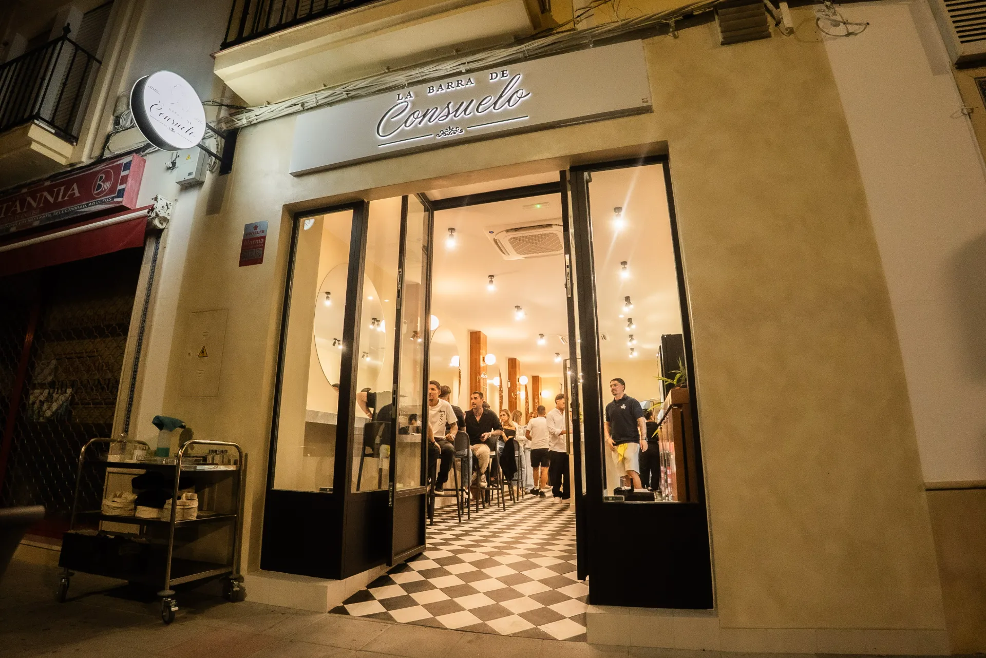 Fachada y entrada de La Barra de Consuelo en Utrera