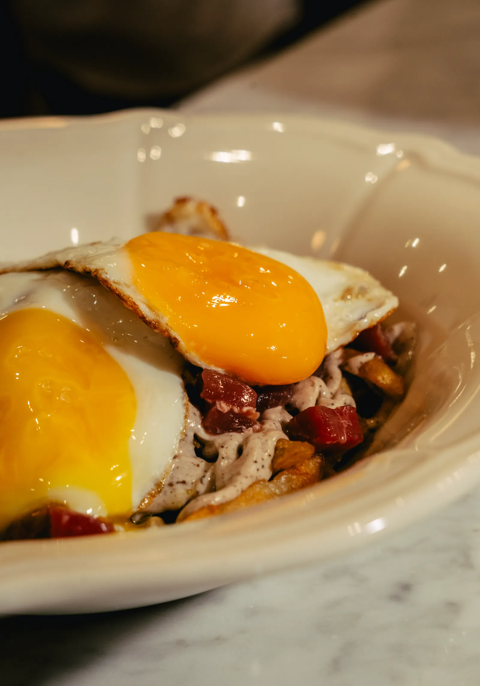 Huevos fritos con patatas y jamón