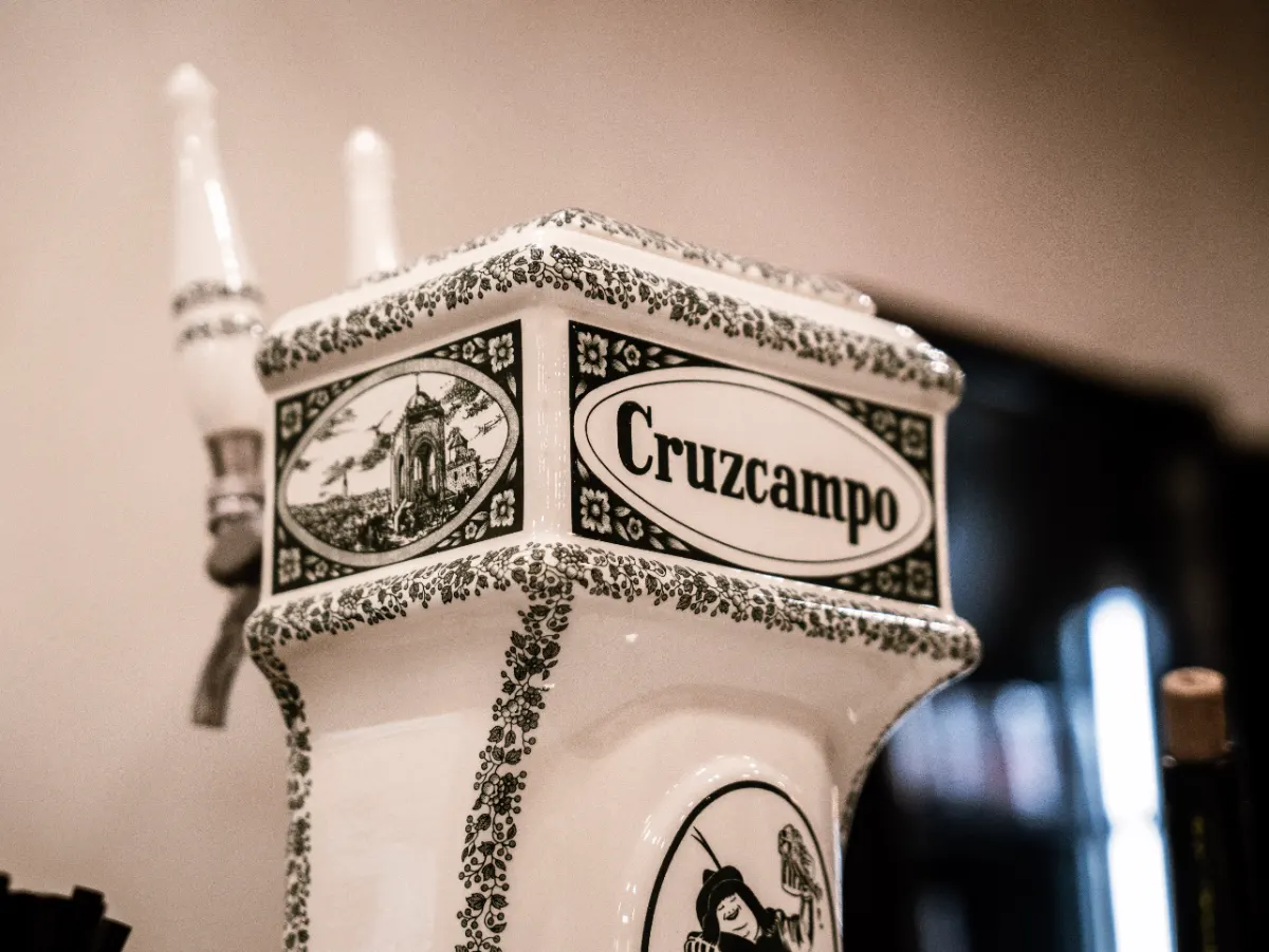 Tirador de Cruzcampo de cerámica