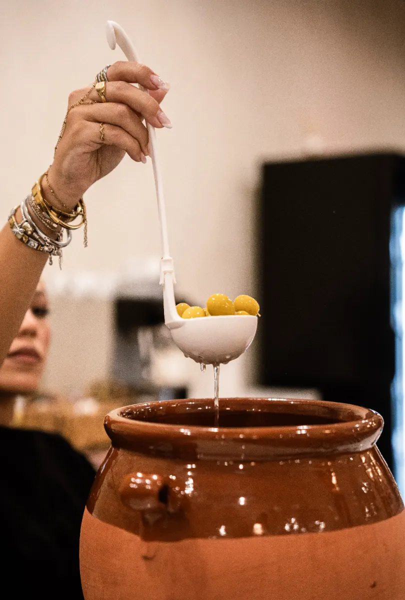 Aceitunas aliñadas servidas de la orza