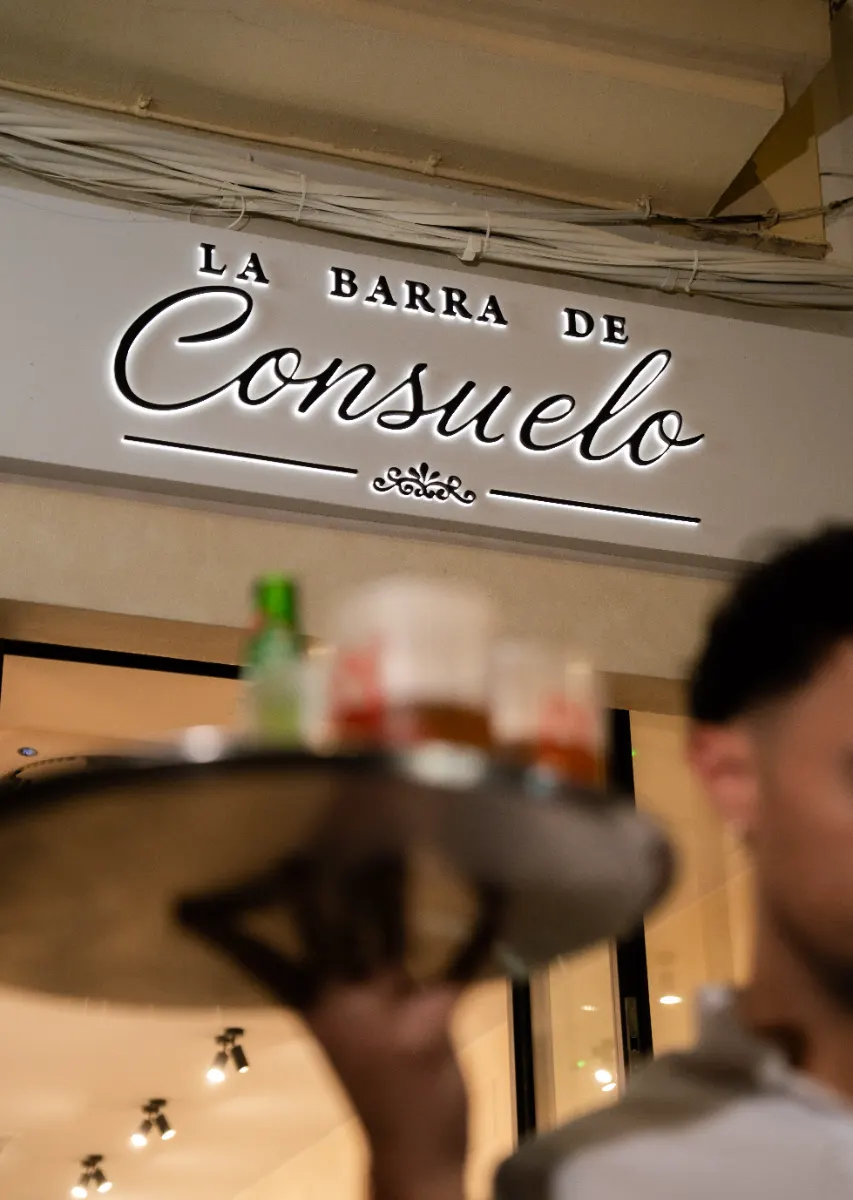 Rótulo iluminado de La Barra de Consuelo