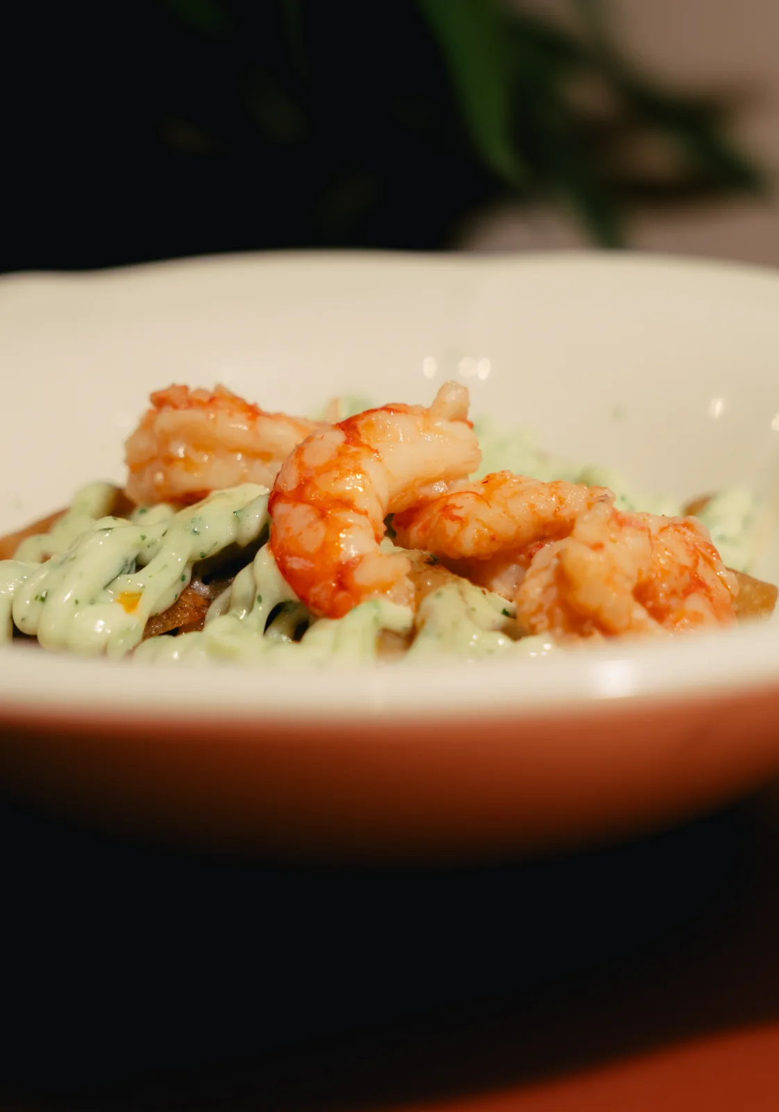 Gambas con salsa verde sobre patatas