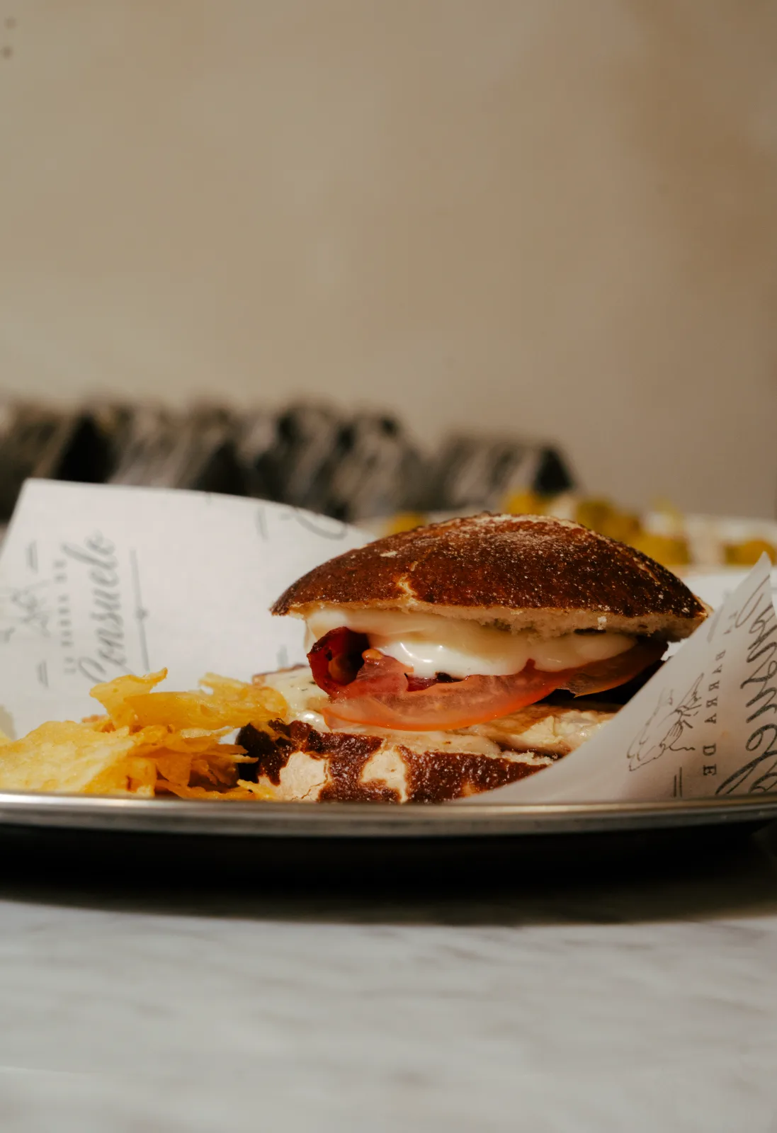 Pan de pretzel con tomate y queso