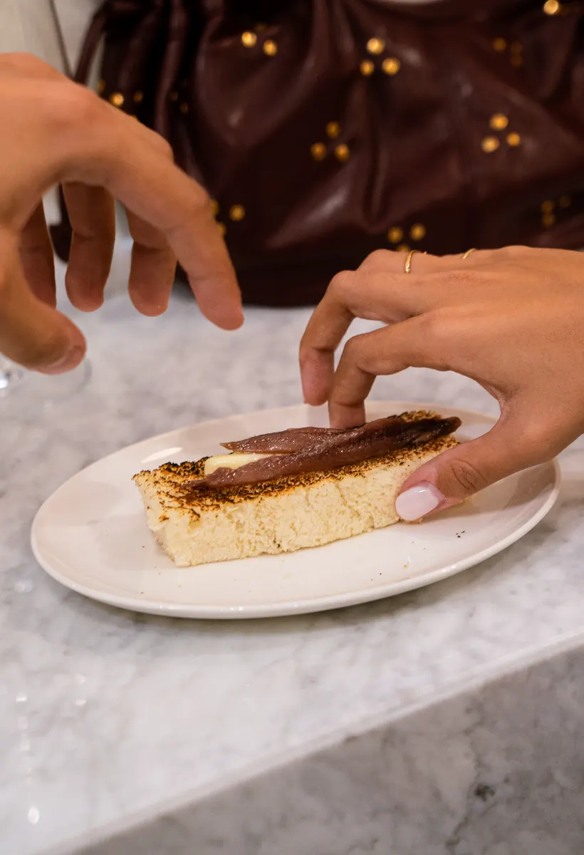 Tosta de mantequilla con anchoa