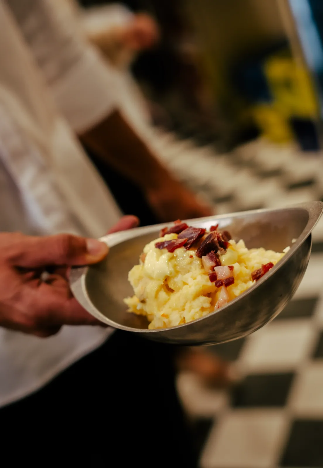 Ensaladilla servida en la barra
