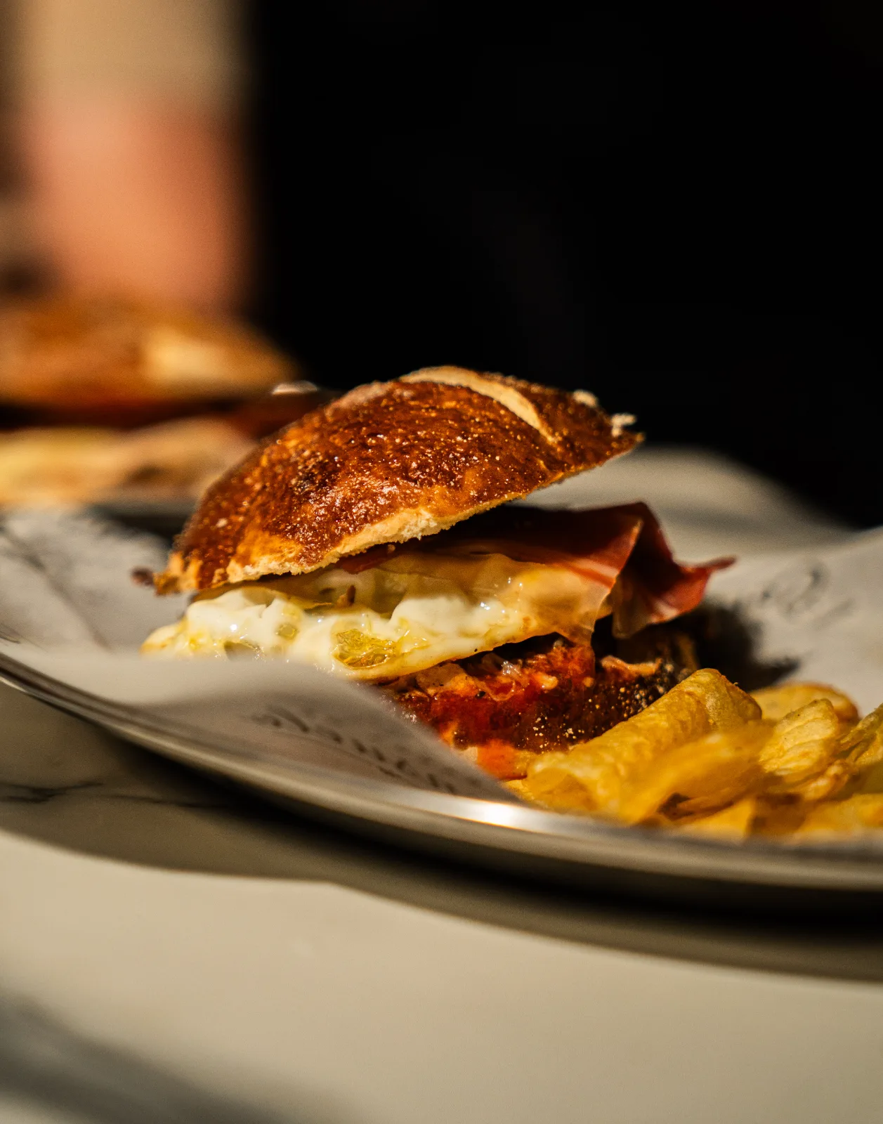 Pan de pretzel con jamón y huevo